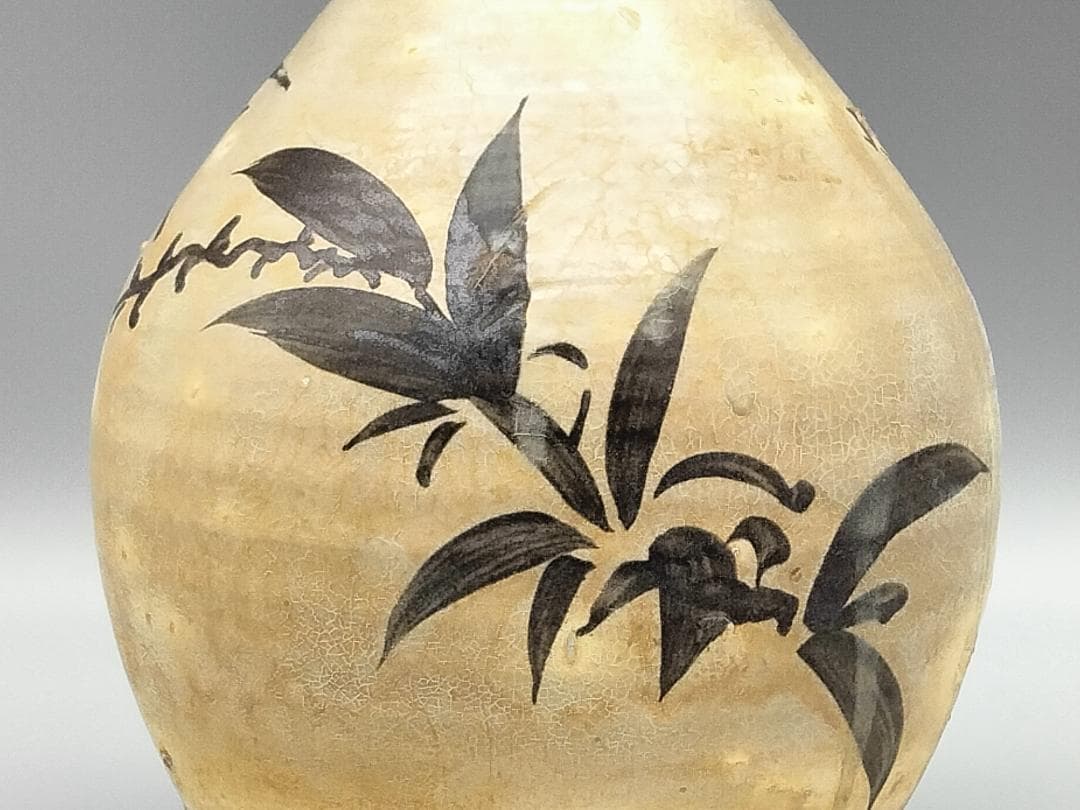 磁州窯 白地鉄絵飛雀草文徳利瓶　玉壺春形瓶