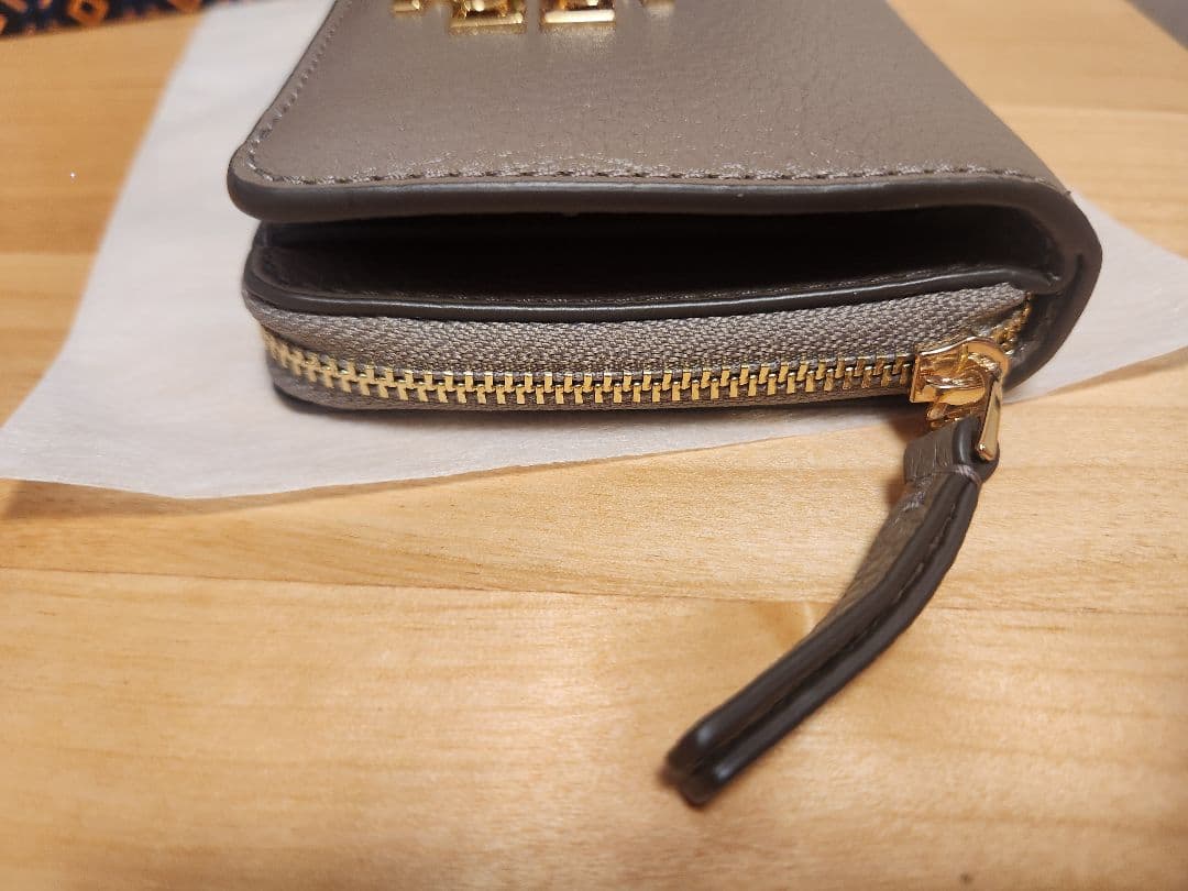 [人気色]Tory Burch 二つ折り財布