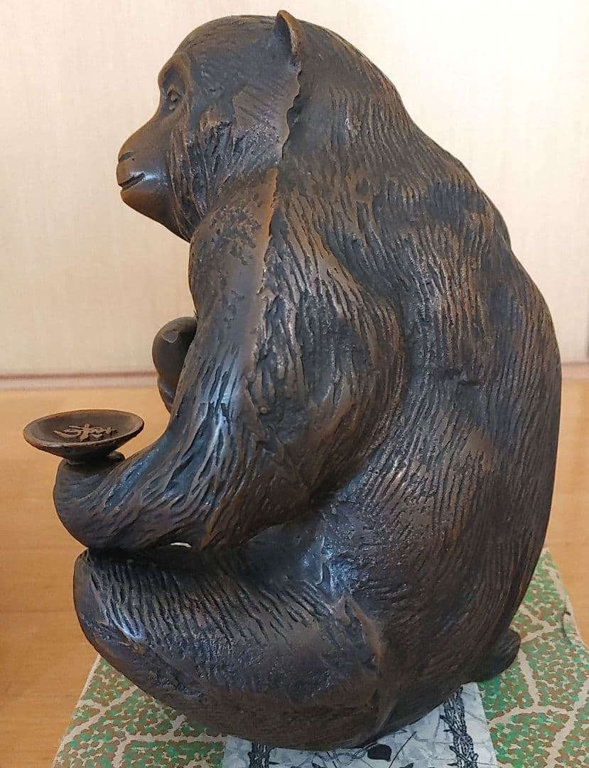 ブロンズ製猿の彫刻