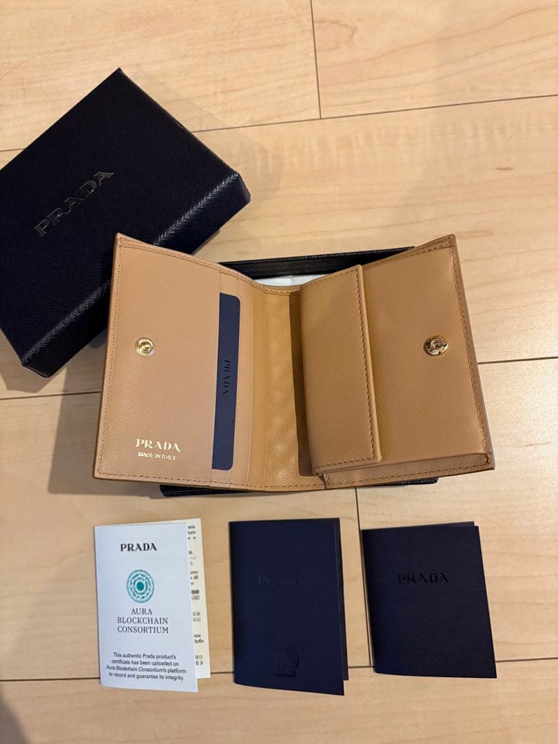 PRADA スタッズデザイン 二つ折り財布　新品未使用！