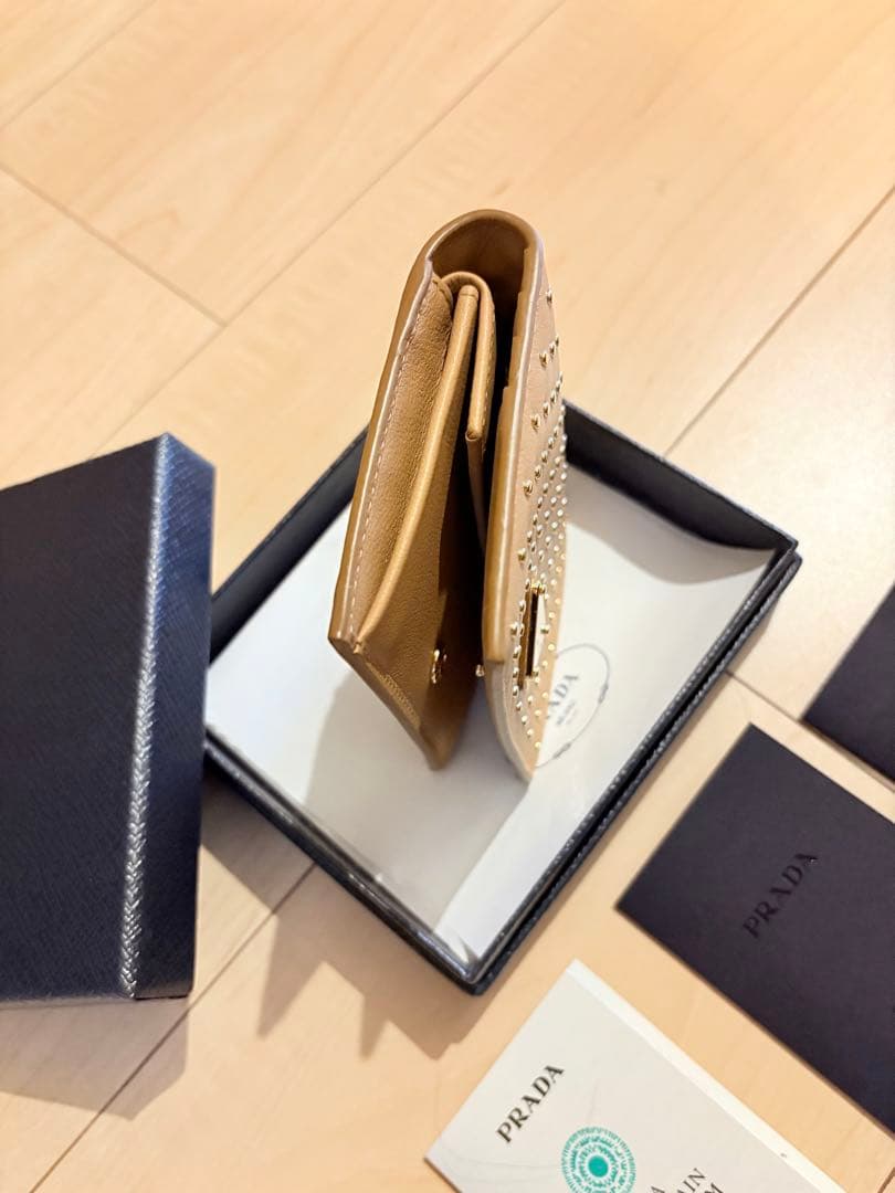 PRADA スタッズデザイン 二つ折り財布　新品未使用！