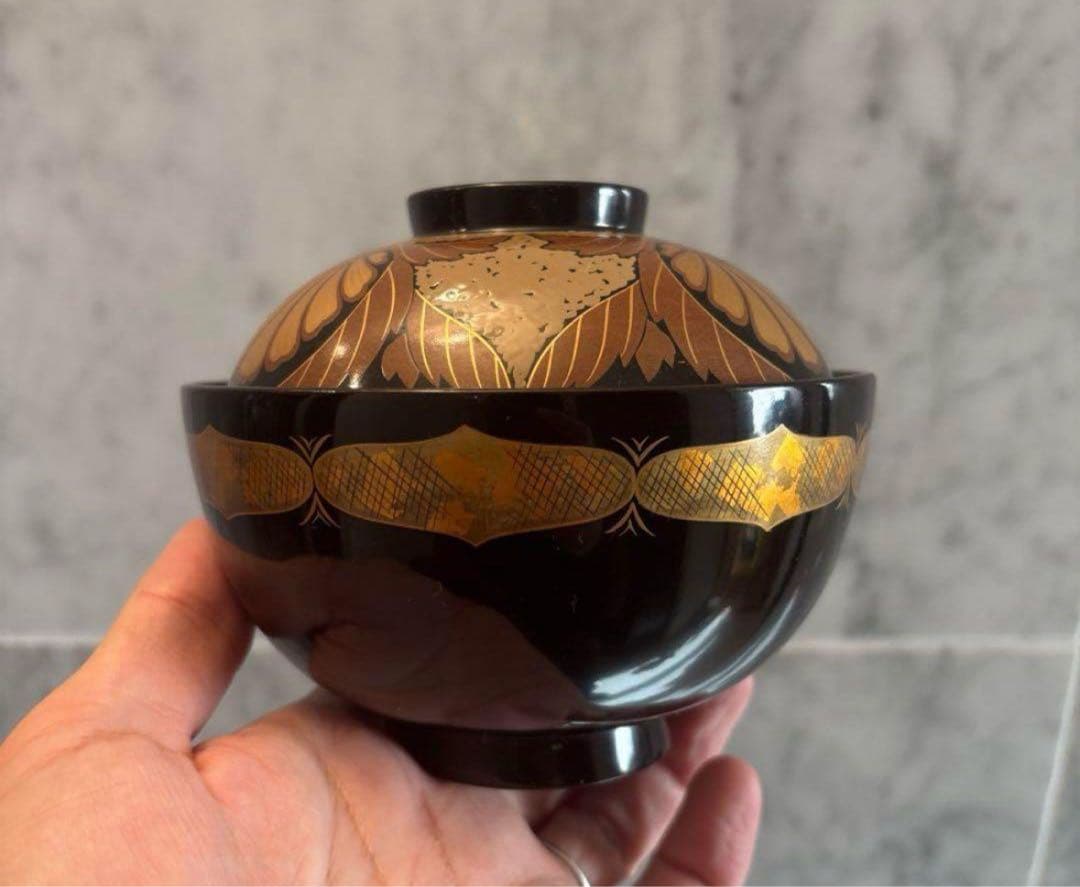 ふんだんに使われた金彩やお花、幾何学模様が美しい絢爛豪華な木製輪島漆塗りお椀2客