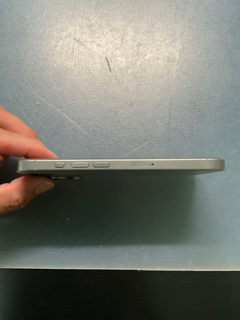 iPhone 15 Pro 256g ナチュラルチタニウム　純正ケース付