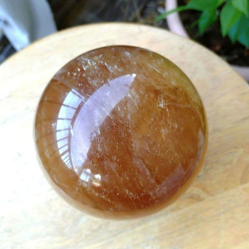 割引特価☆キラキラ☆虹入ゴールデンカルサイト丸玉　スフィア1.7Kg　木製台座付