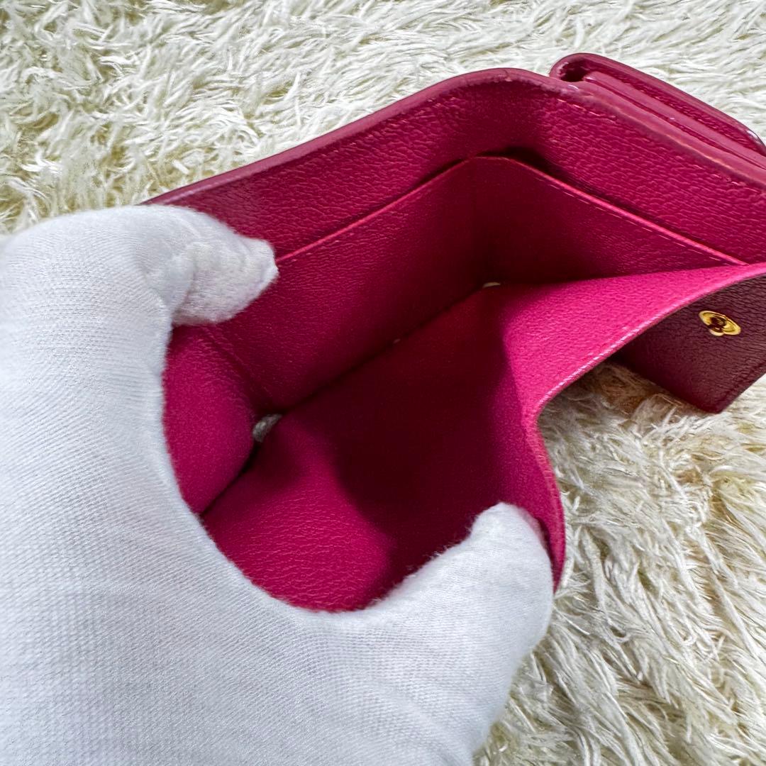 大人気✨ミュウミュウ　三つ折り財布　マドラスレザー　ゴールド金具　シボ　ピンク