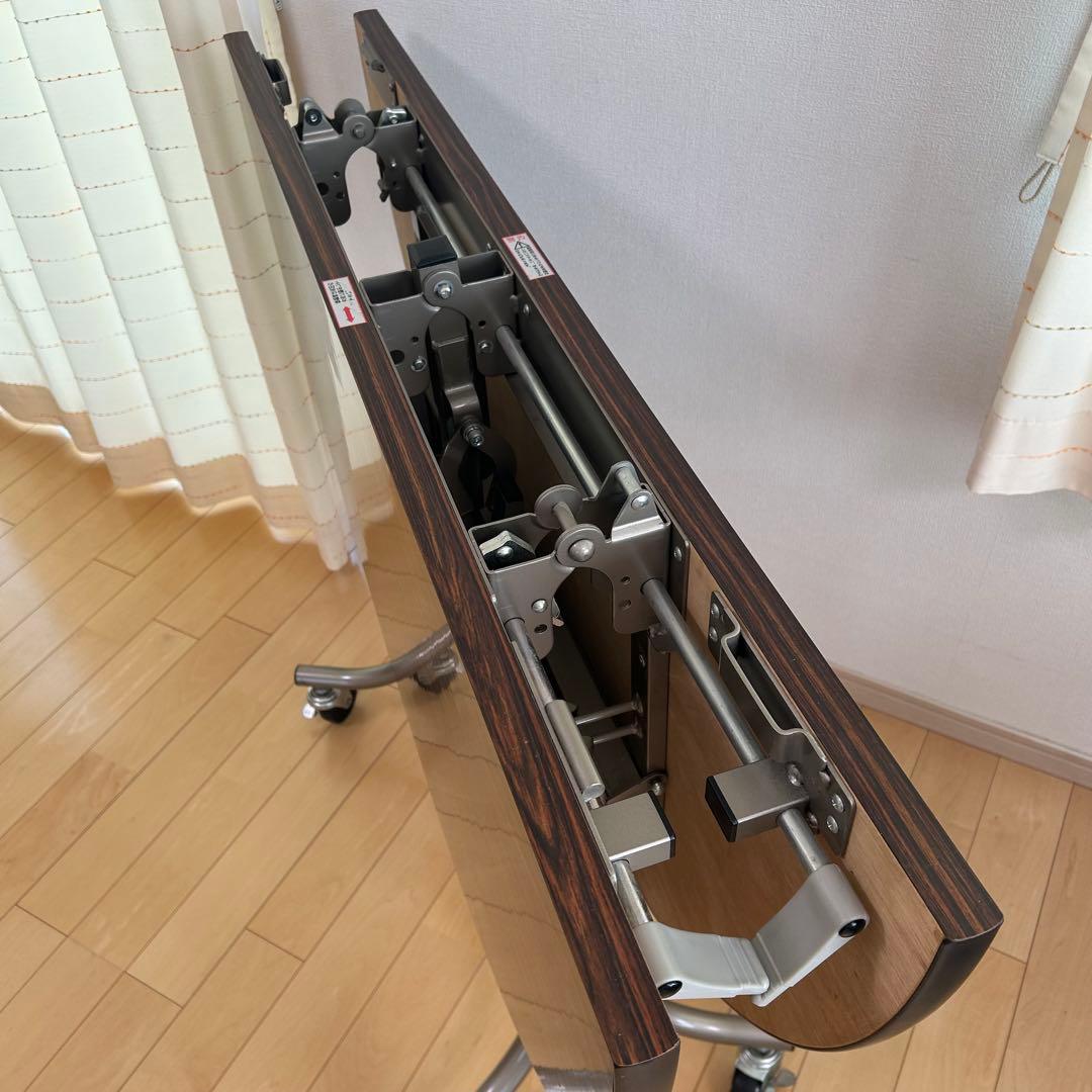 フライト式円型テーブル　折りたたみテーブル　直径120cm 丸テーブルキャスター