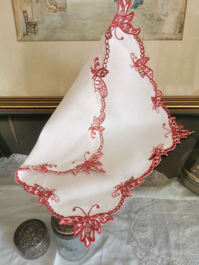 アンティークフランス オープンカットワーク パピヨン∞赤糸刺繍 縮緬風ドイリー