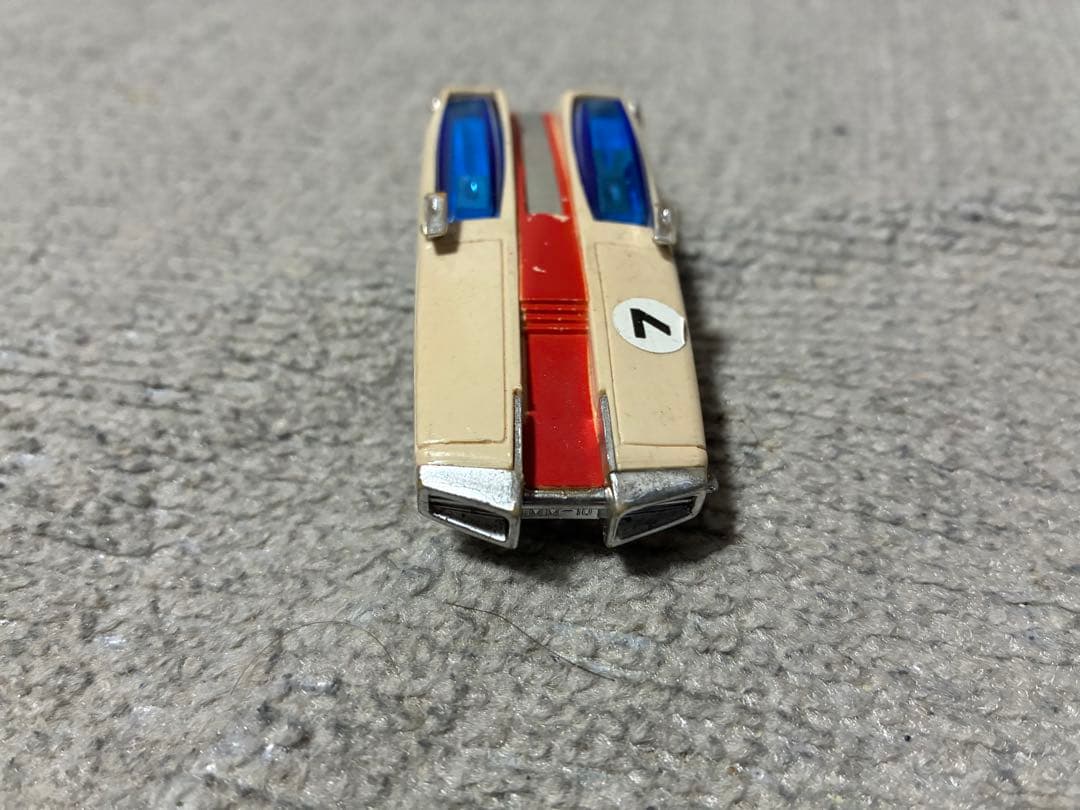 バンザイマークのバンダイ製かなり古い試作品のミニカーかも⁇です。