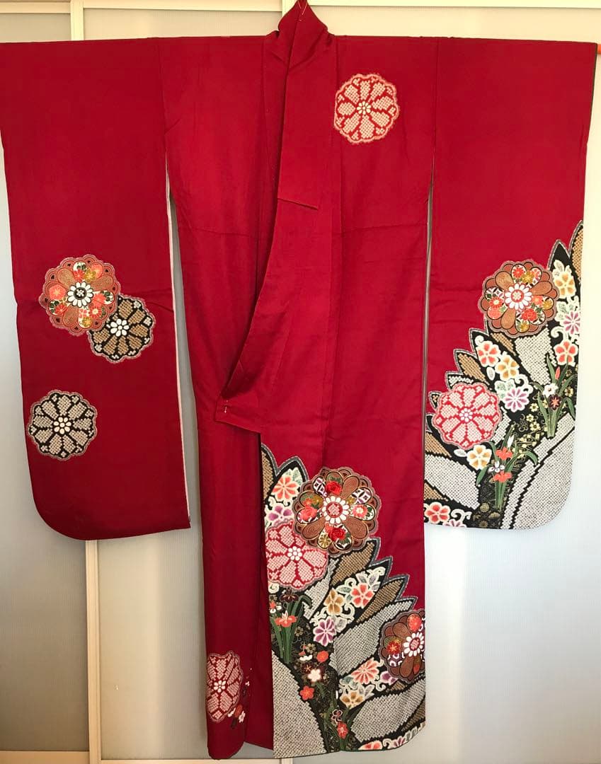 振袖　超美品　正絹　金糸と色刺繍　個性的　絞り柄