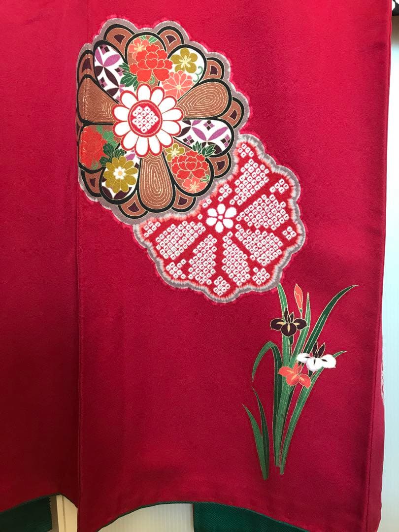 振袖　超美品　正絹　金糸と色刺繍　個性的　絞り柄