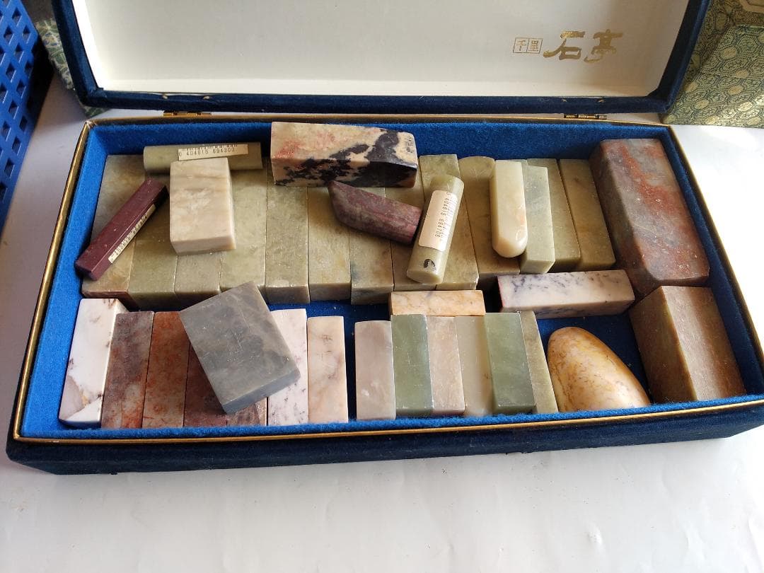 篆刻 高級石材 篆刻用 中国 篆刻石材 印材 40点 箱付 新品 未使用 です。