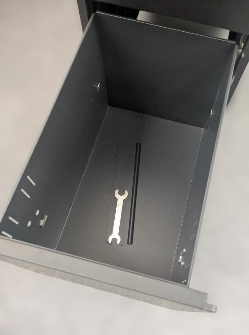 送込鍵付美品！事務キャビネットTRUSCOスリムワゴン30×50×60㎝黒車輪