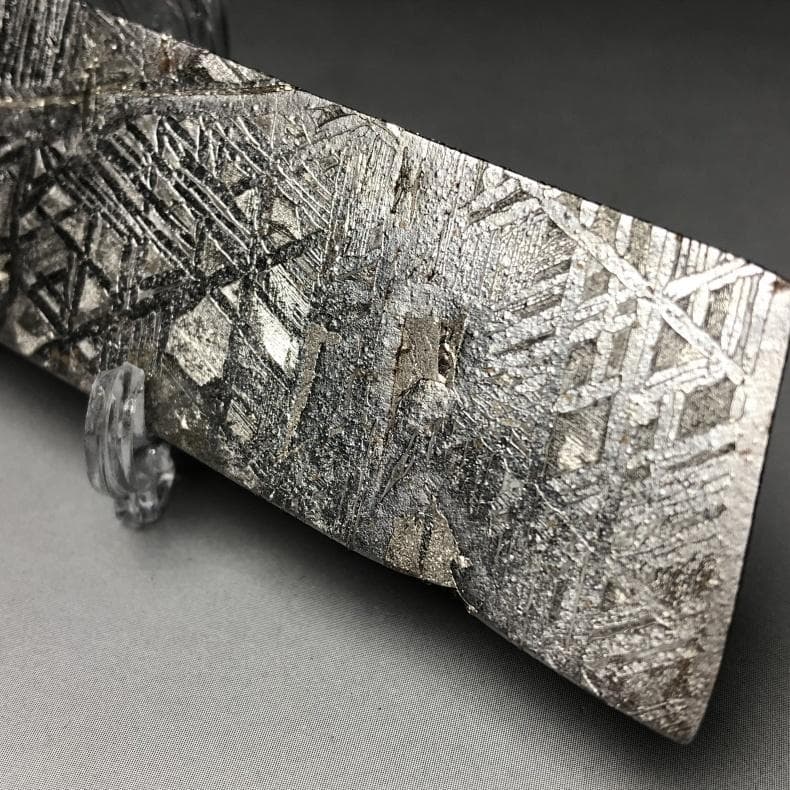 t*i様 隕石　 鉄隕石　アルタイ隕石　ナチュラル原石　重さ約96ｇ　立て付き