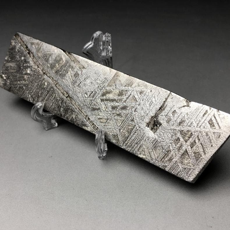 t*i様 隕石　 鉄隕石　アルタイ隕石　ナチュラル原石　重さ約96ｇ　立て付き