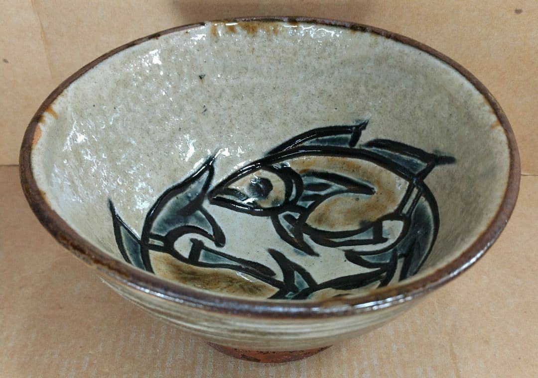 【本物保証】金城次郎 壷屋焼 魚文茶碗 共箱 美品 栞 人間国宝 壺屋焼 マカイ