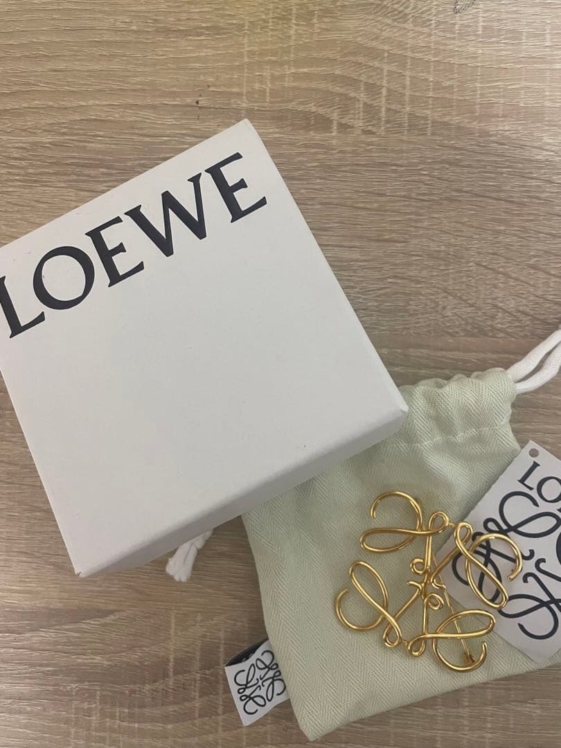 LOEWE ゴールド ブローチ 専用箱ポーチ付き