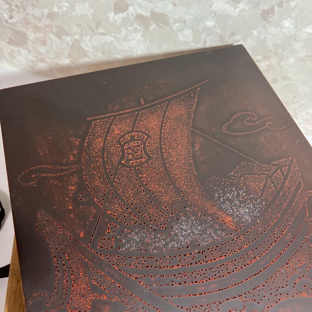 漆芸家「番浦省吾（ばんうらしょうご）」作「宝船」　彩漆筥（いろうるしばこ）