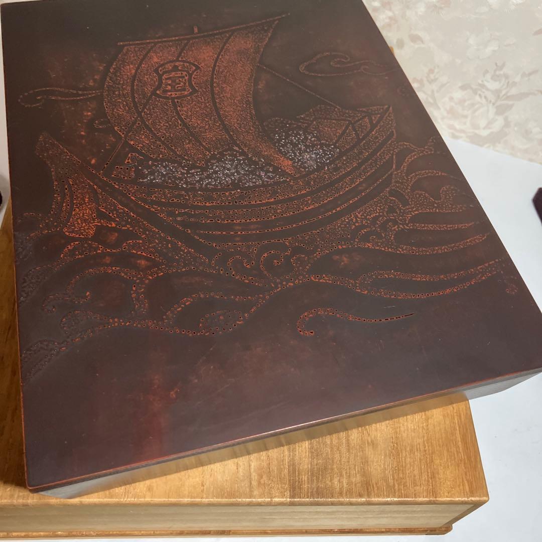 漆芸家「番浦省吾（ばんうらしょうご）」作「宝船」　彩漆筥（いろうるしばこ）