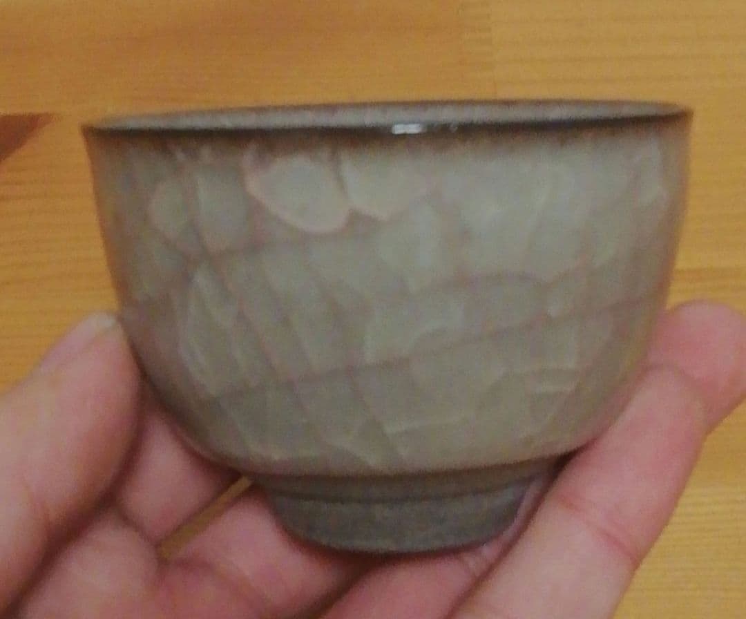 岸本謙仁作　米色瓷　ぐい呑　共箱　共布　略歴付　酒器