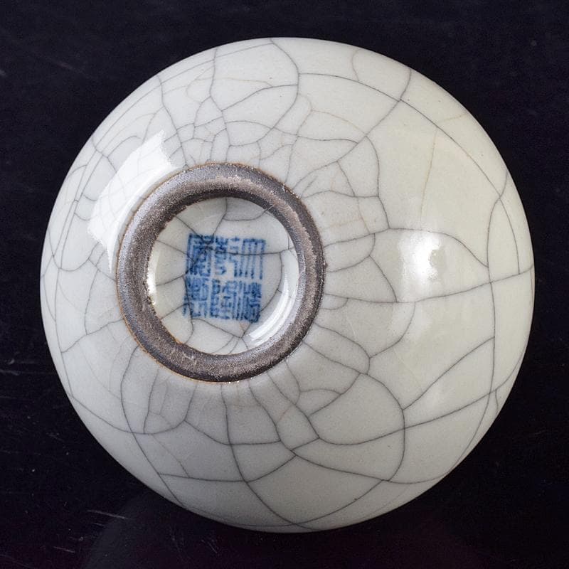 中国　大清乾隆年製款　哥窯　白磁　金糸鉄線　氷裂文　花口瓶　M　8020E