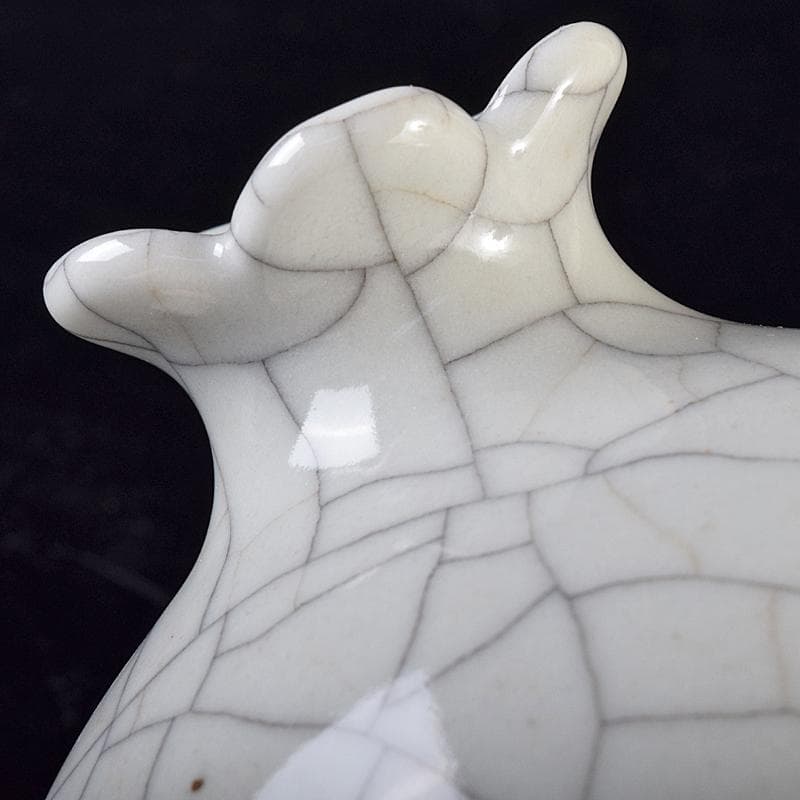 中国　大清乾隆年製款　哥窯　白磁　金糸鉄線　氷裂文　花口瓶　M　8020E