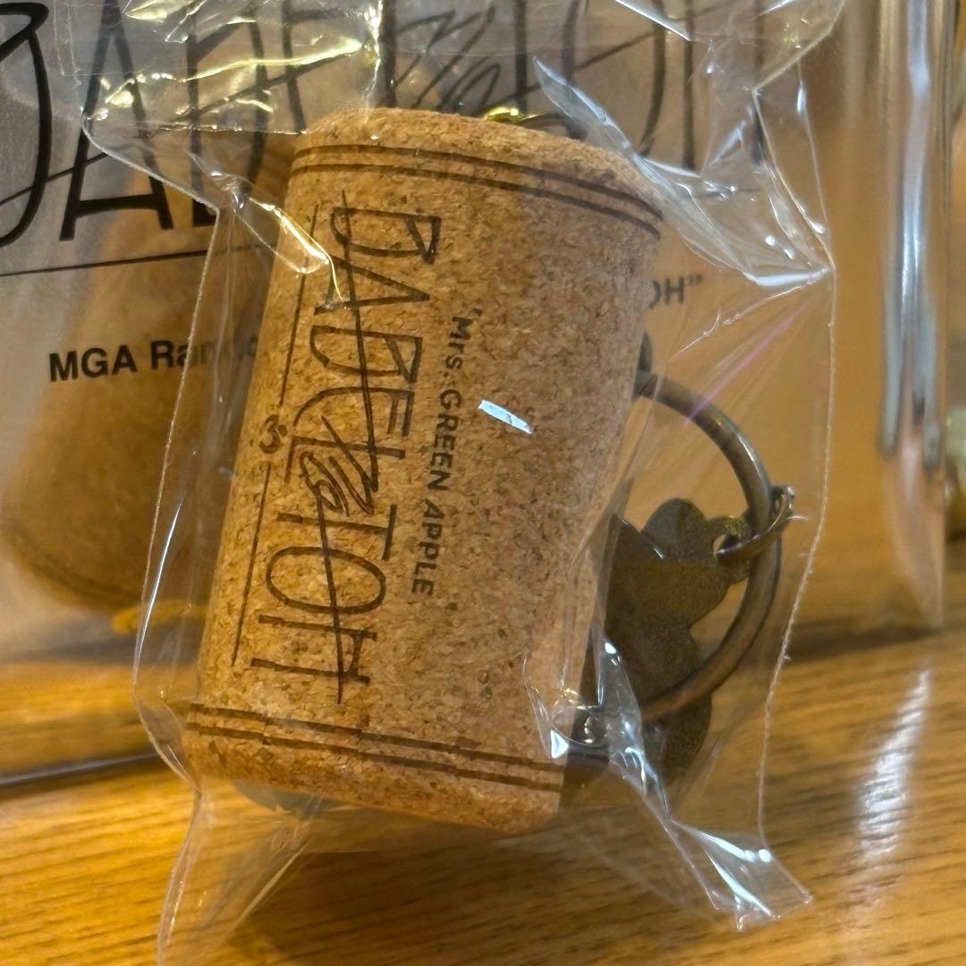 メメルコルク筒型キーホルダーリンゴチャーム