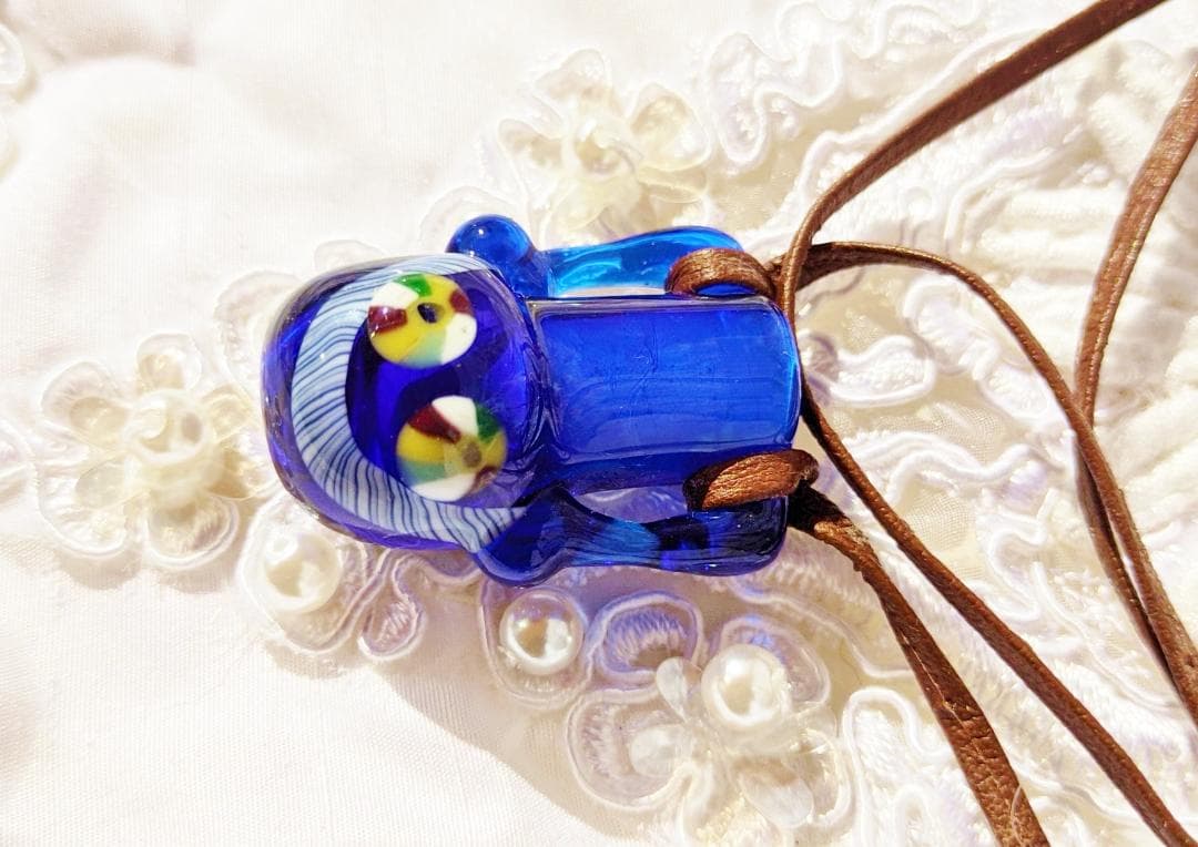 吉田正子トンボ玉（貳拾陸）　「瓶型」皮ひもネックレス　ガラス玉に込めた日本画