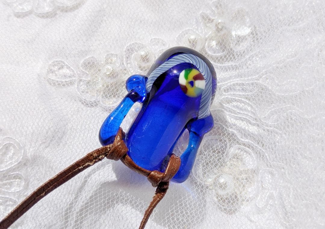 吉田正子トンボ玉（貳拾陸）　「瓶型」皮ひもネックレス　ガラス玉に込めた日本画