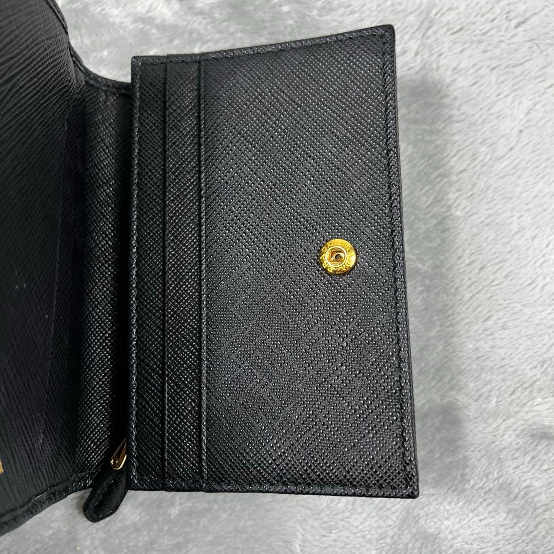 現行モデル・極美品✨ Prada プラダ 2つ折り財布 ブラック 黒 三角ロゴ