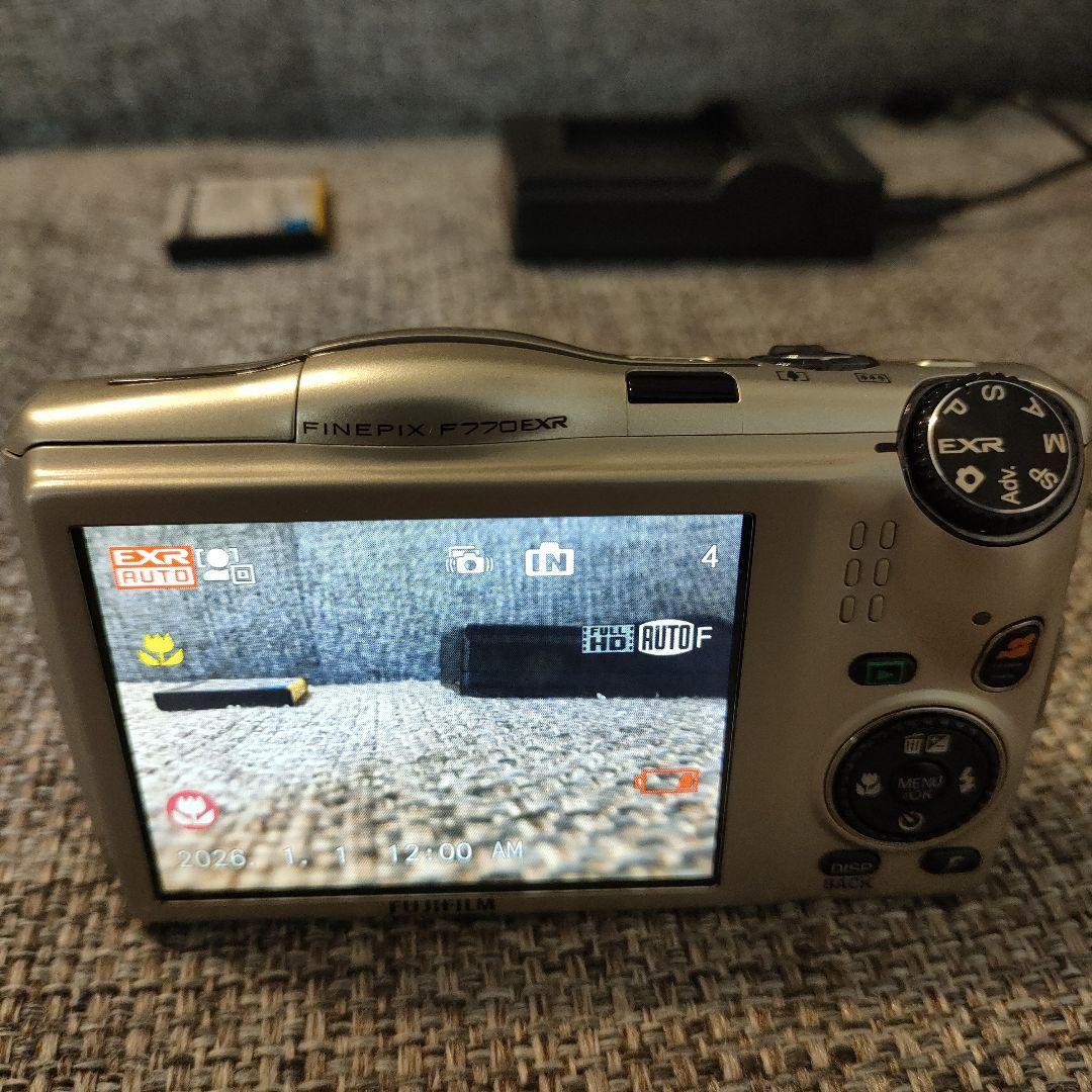 Fujifilm FinePix F770EXR 本体と付属品