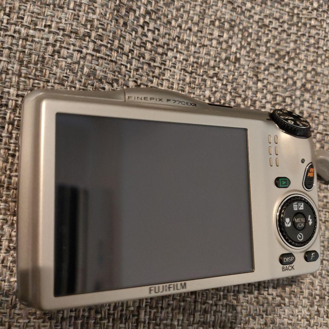 Fujifilm FinePix F770EXR 本体と付属品