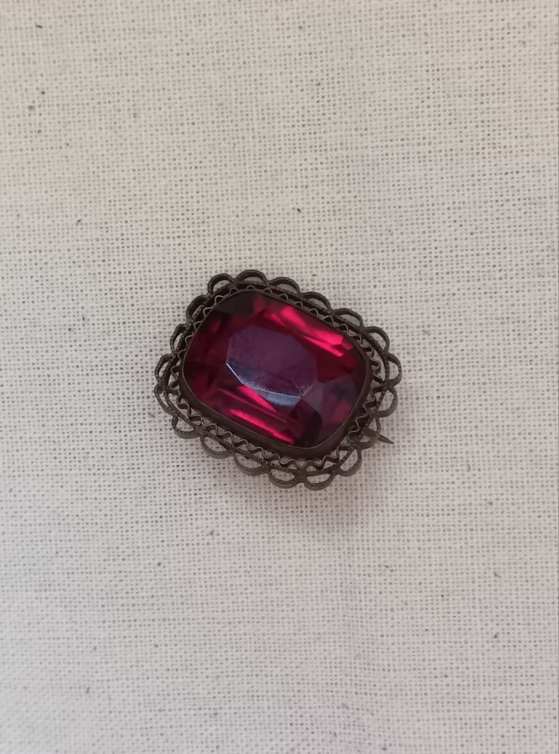 マ*ニ様 アンティーク　深い赤のガラスのブローチ　　ヴィンテージ