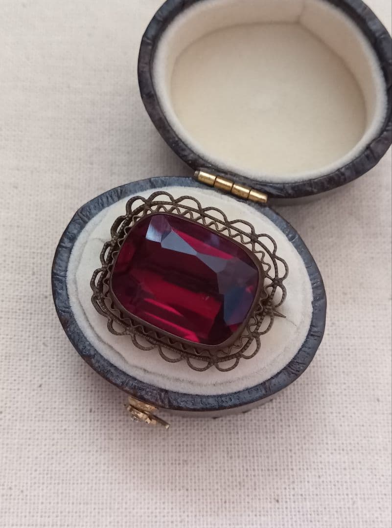 マ*ニ様 アンティーク　深い赤のガラスのブローチ　　ヴィンテージ