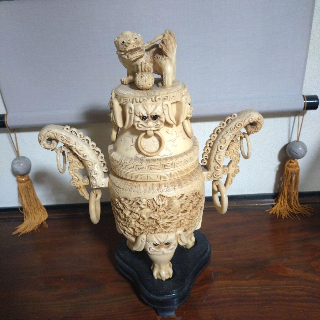 獅子彫刻のクリーム色壺型置物