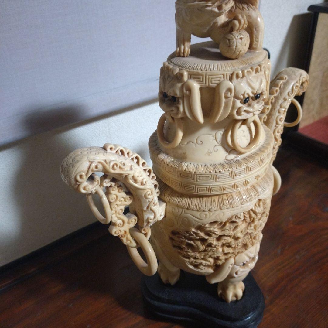 獅子彫刻のクリーム色壺型置物