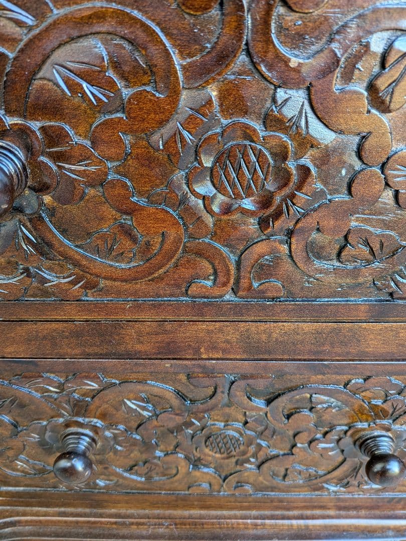 古い木製彫刻入りチェスト 6引き出し