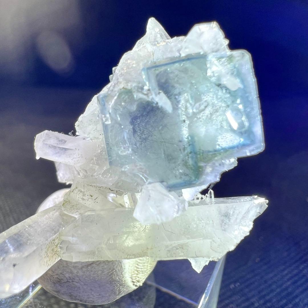 ヤオガンシャン産　ラビットヘア　クォーツ共生ライトブルーフローライト