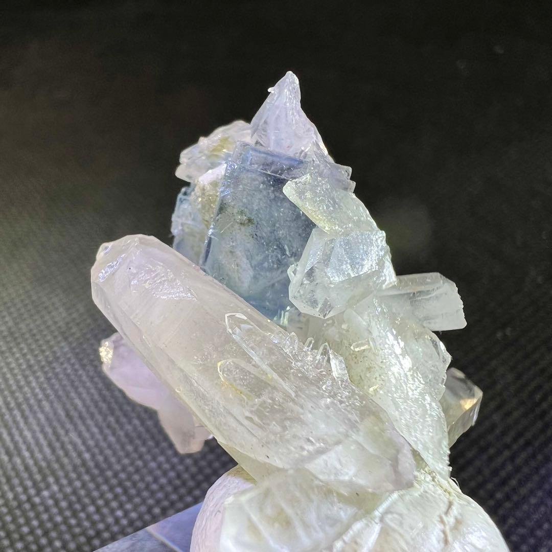 ヤオガンシャン産　ラビットヘア　クォーツ共生ライトブルーフローライト