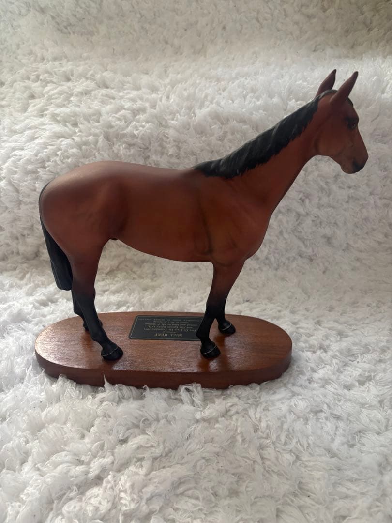 ベスウィック BESWICK 競走馬 ミルリーフ 木台付き フィギュア 陶器