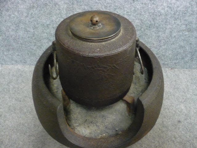 鉄製 竹梅模様 風炉釜 [B31544]