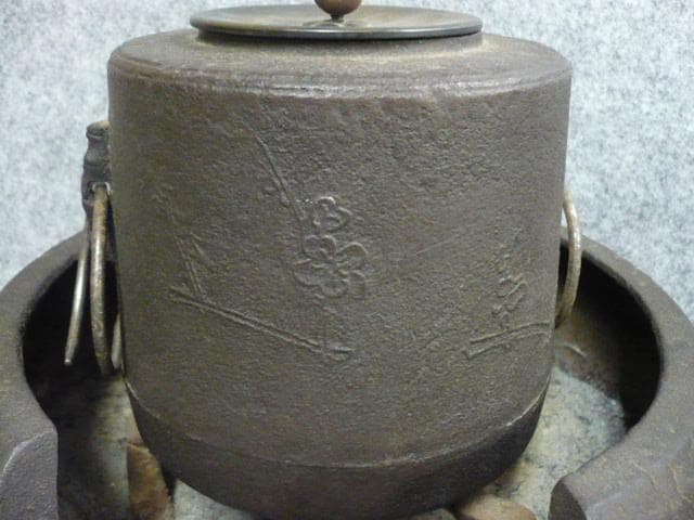 鉄製 竹梅模様 風炉釜 [B31544]