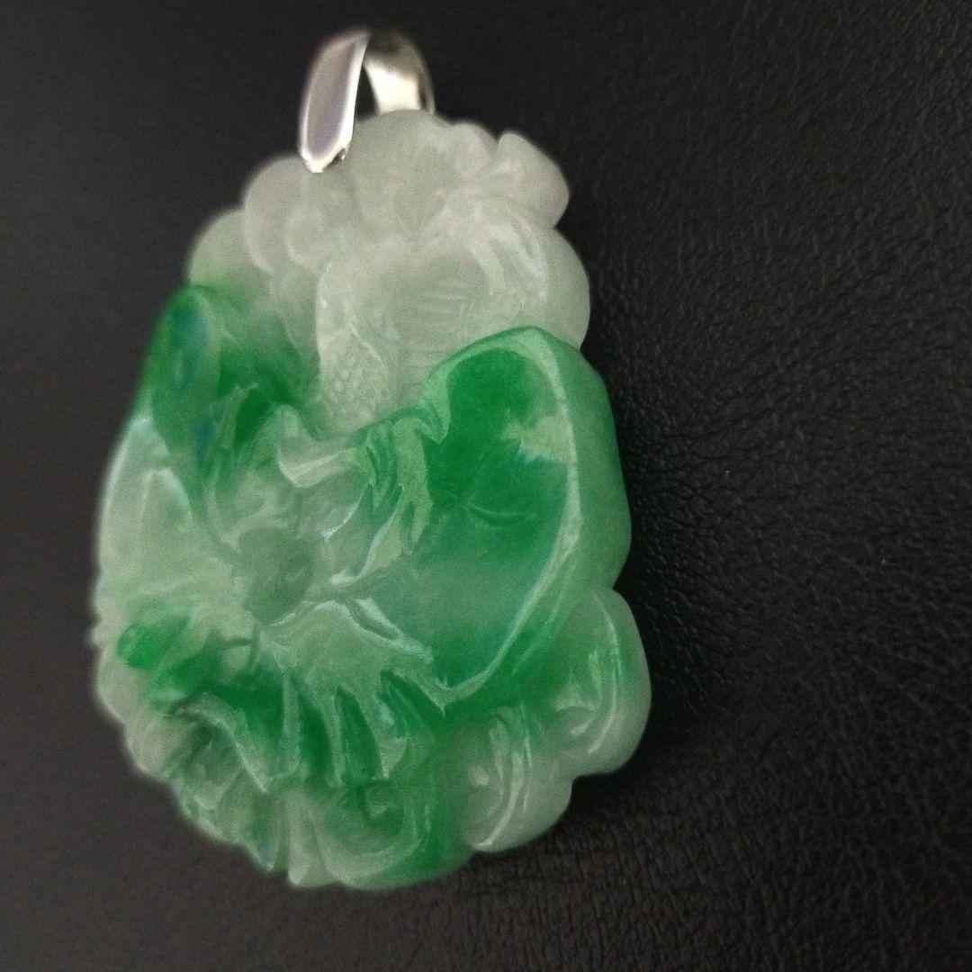 希少　Pt900 刻印　翡翠 ？花彫刻 ペンダント 美品