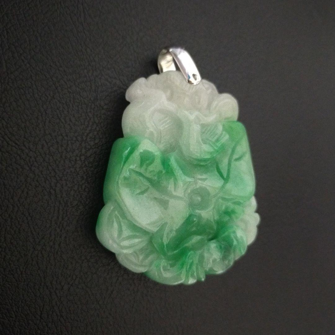 希少　Pt900 刻印　翡翠 ？花彫刻 ペンダント 美品