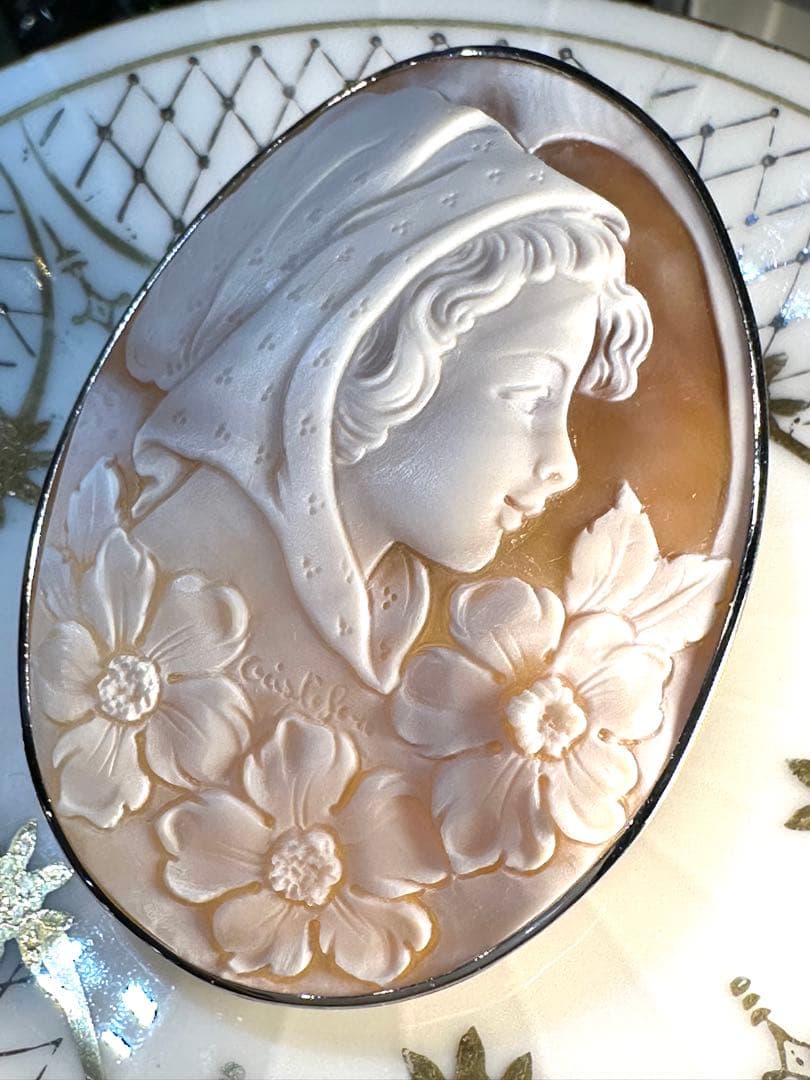 K18WGシェルカメオブローチペンダントトップ兼用 作家名あり 縦67横48