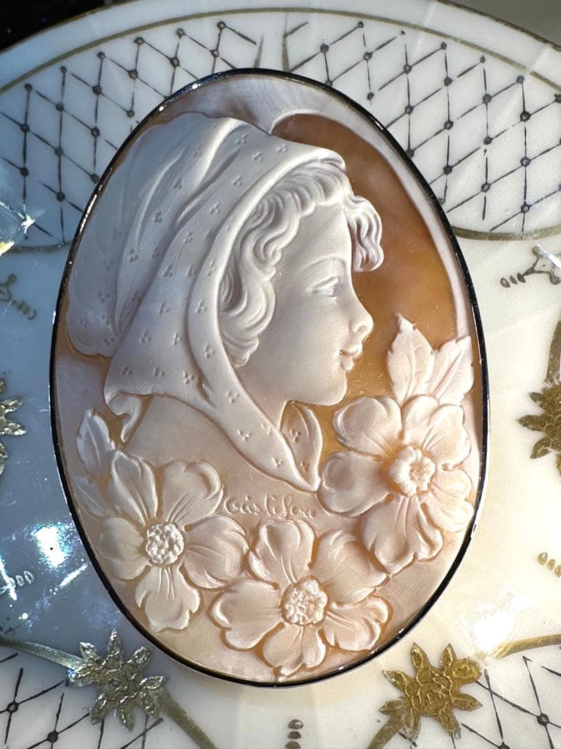 K18WGシェルカメオブローチペンダントトップ兼用 作家名あり 縦67横48