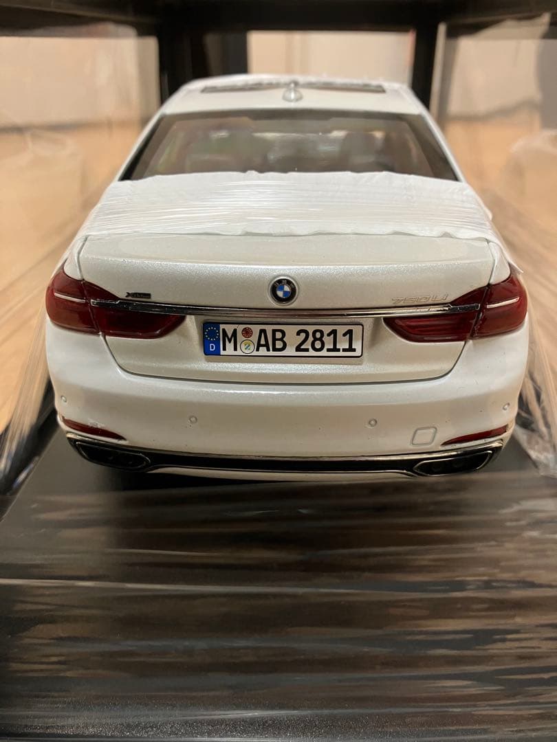 BMW 750Li ホワイトミニカー　1/18