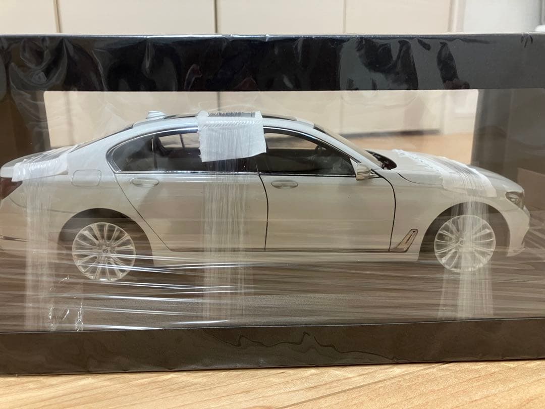 BMW 750Li ホワイトミニカー　1/18