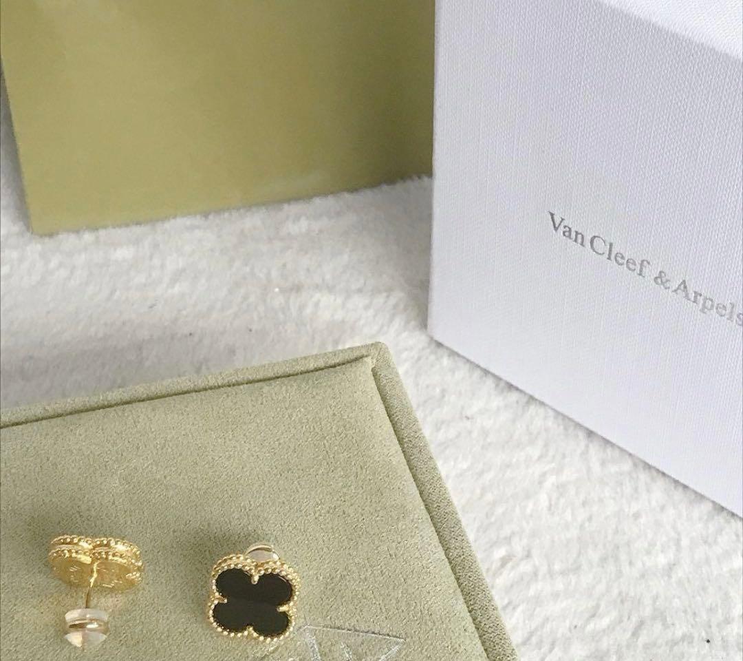 新品未使用 ピアス ブラック クローバー