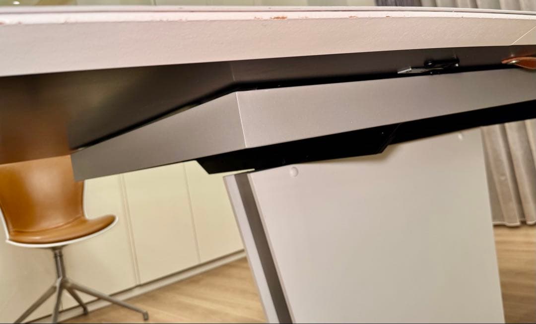 BoConcept ダイニングテーブルとチェア4脚のセット（送料込み）