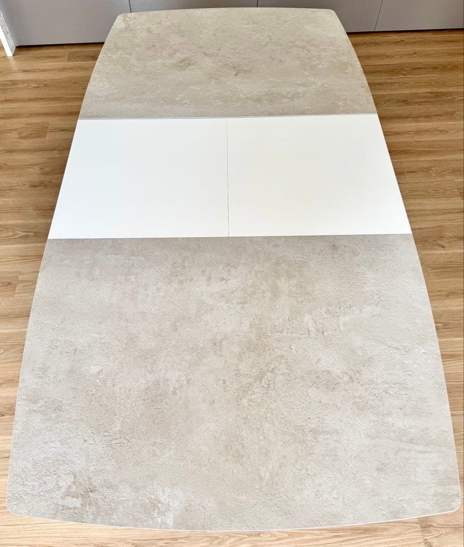 BoConcept ダイニングテーブルとチェア4脚のセット（送料込み）